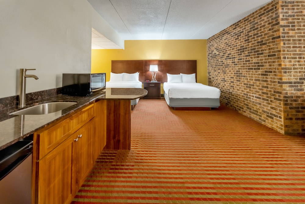 Suite, 2 Queen Beds photo 2