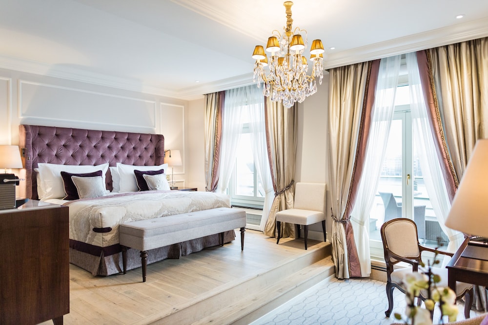 Signature Room, 1 King Bed, Balcony photo 2