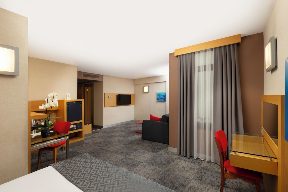 Deluxe Family Room photo 3