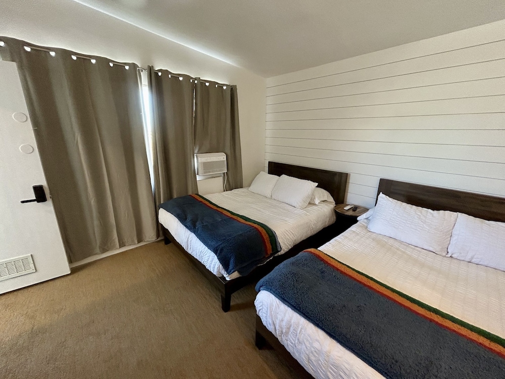 Basic Room, 2 Queen Beds, Shared Bathroom photo 2