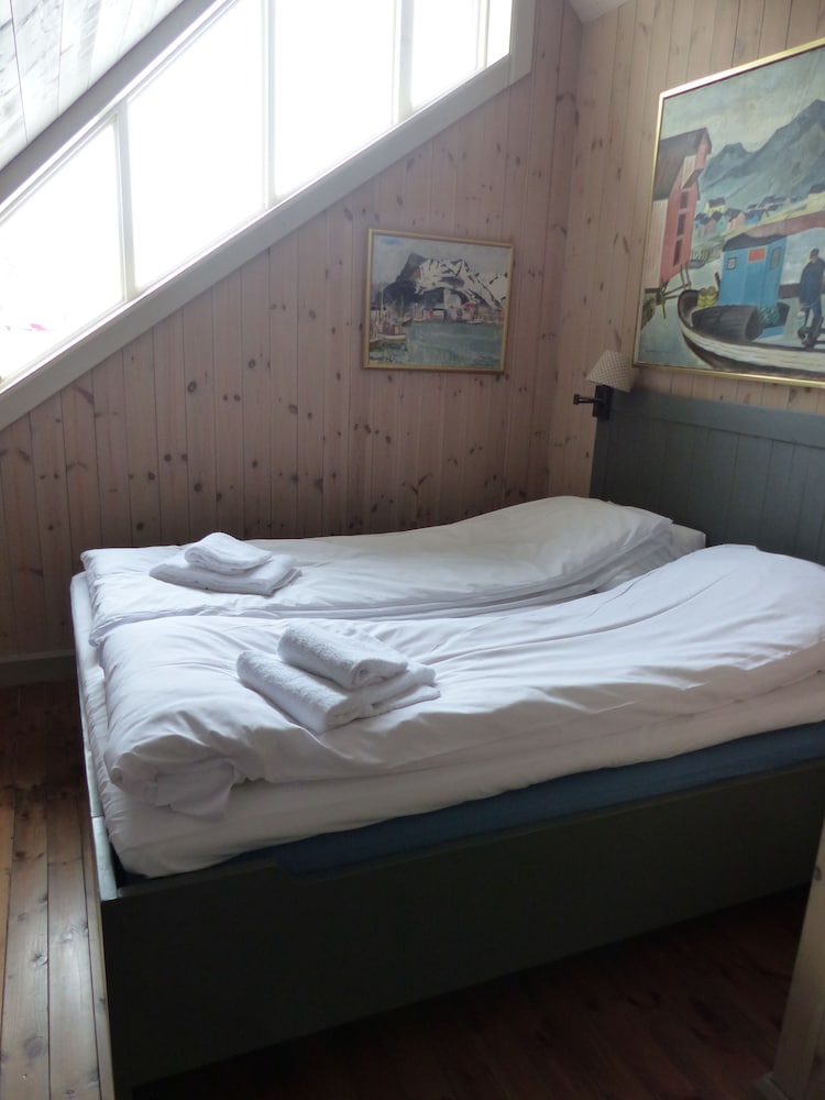 3-bedroom Deluxe rorbu cabin with sea view photo 1
