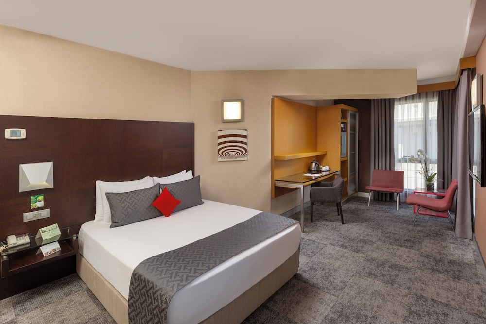 Deluxe Corner Room photo 1