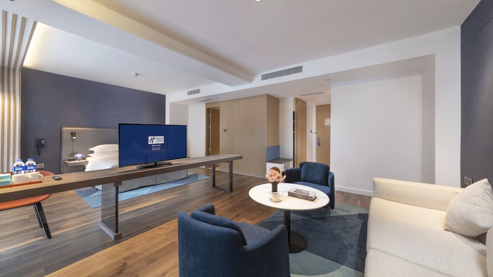 Suite, 1 King Bed, Balcony - Photo 1