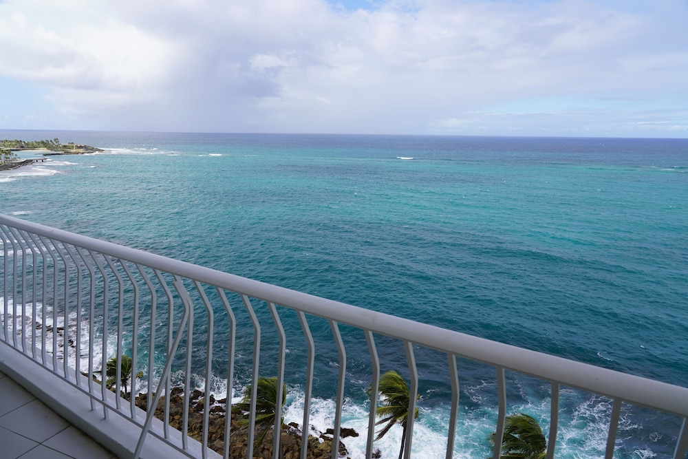 Deluxe Suite, 1 King Bed, Oceanfront - Photo 9
