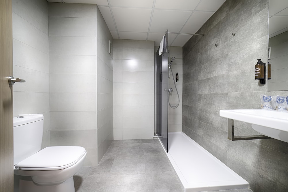 Triple Room (3 ADULTS) - Photo 11