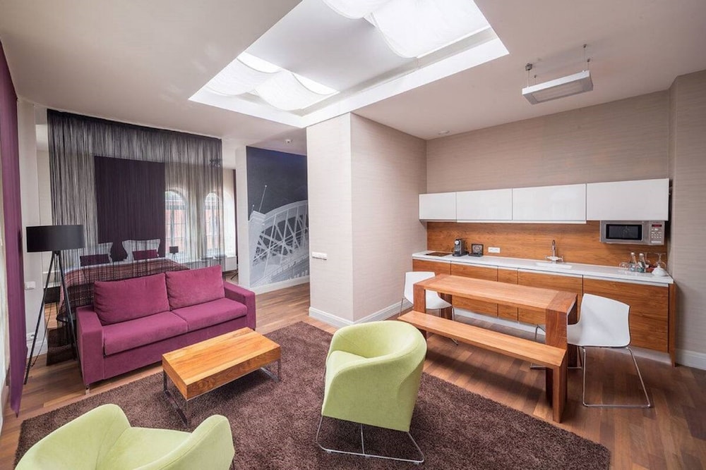 Executive Suite - Photo 2