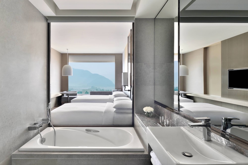 Club Room, 2 Double Beds - Photo 8