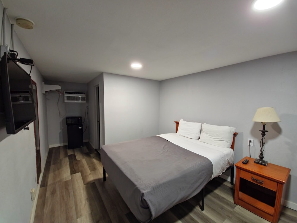 Standard Room, 1 Queen Bed photo 1