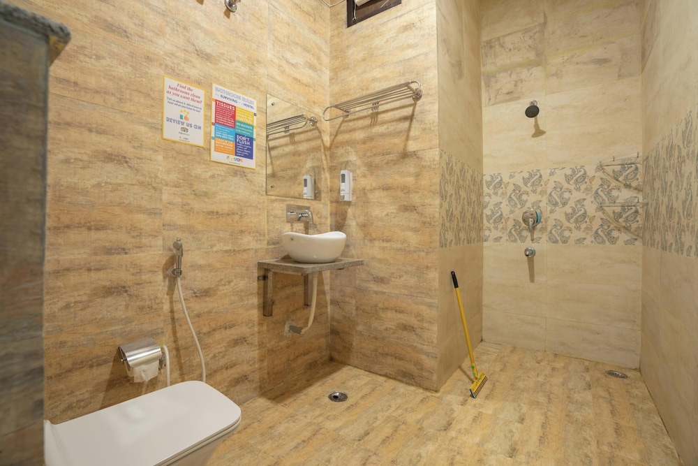 Bed In 6 Bed Mixed AC Dormitory Room With Ensuite Bathroom photo 3