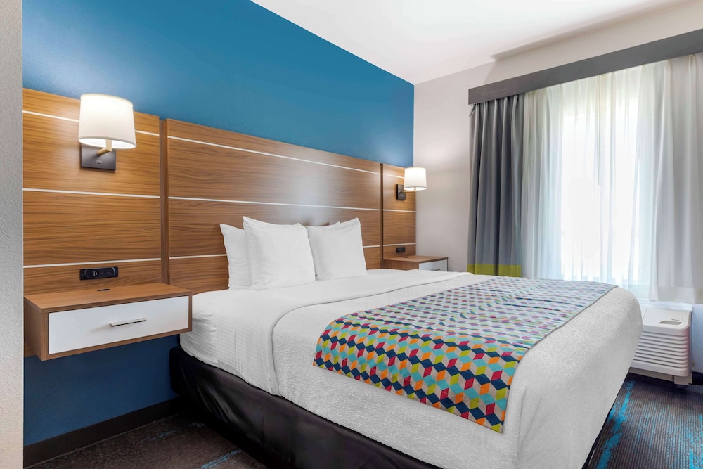 Suite, 1 King Bed, Accessible, Bathtub (with Sofabed) - Photo 3