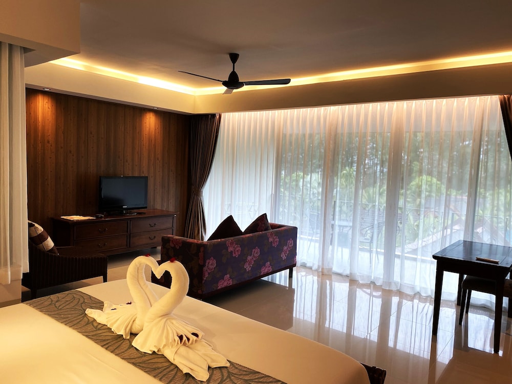 Executive Deluxe Room With Pool View - Photo 4