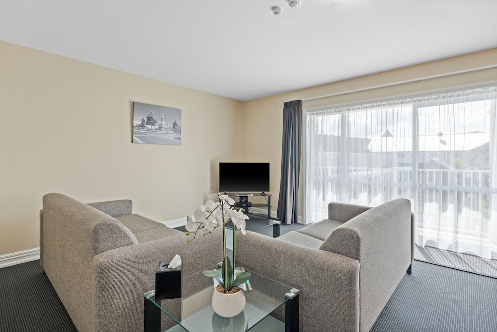 Premium Suite, 1 Queen Bed, Hot Tub, Ground Floor thumbnail 5