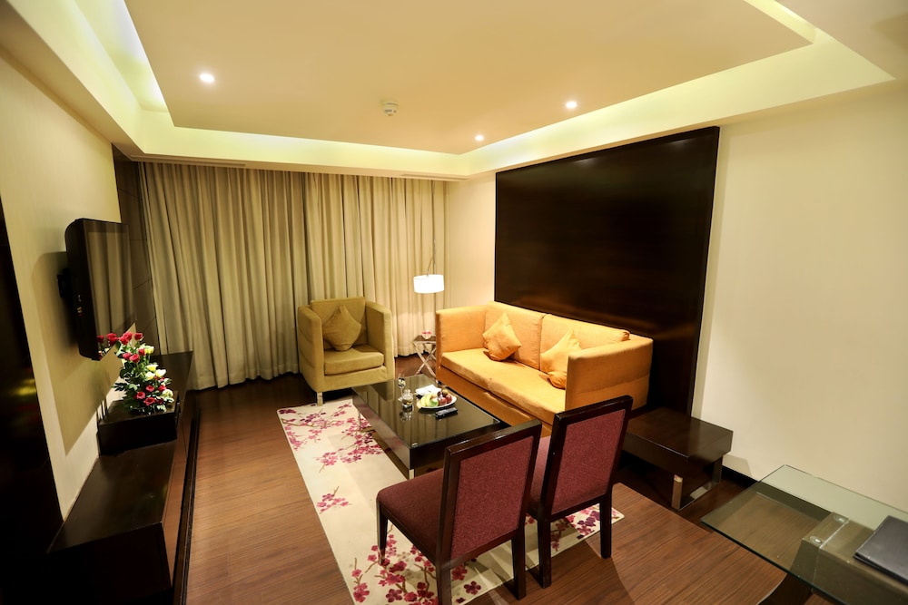 Suite Room King Bed with Bath Tub - Photo 6