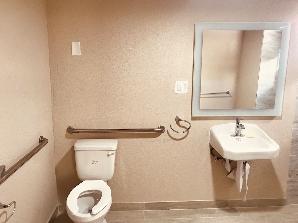 ADA King Room - Photo 2