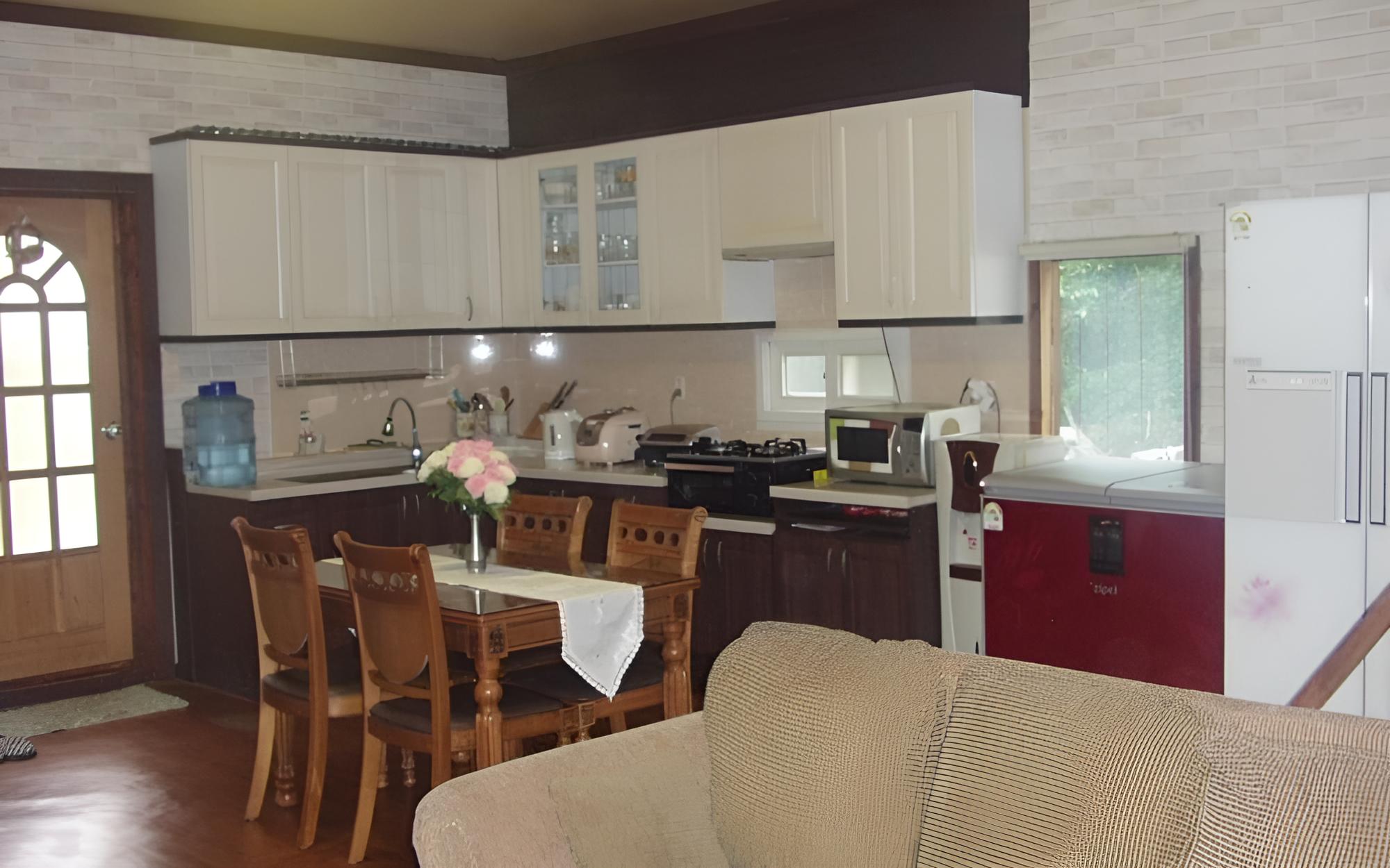 Room (Family Room (Unshared House Duplex)) photo 2