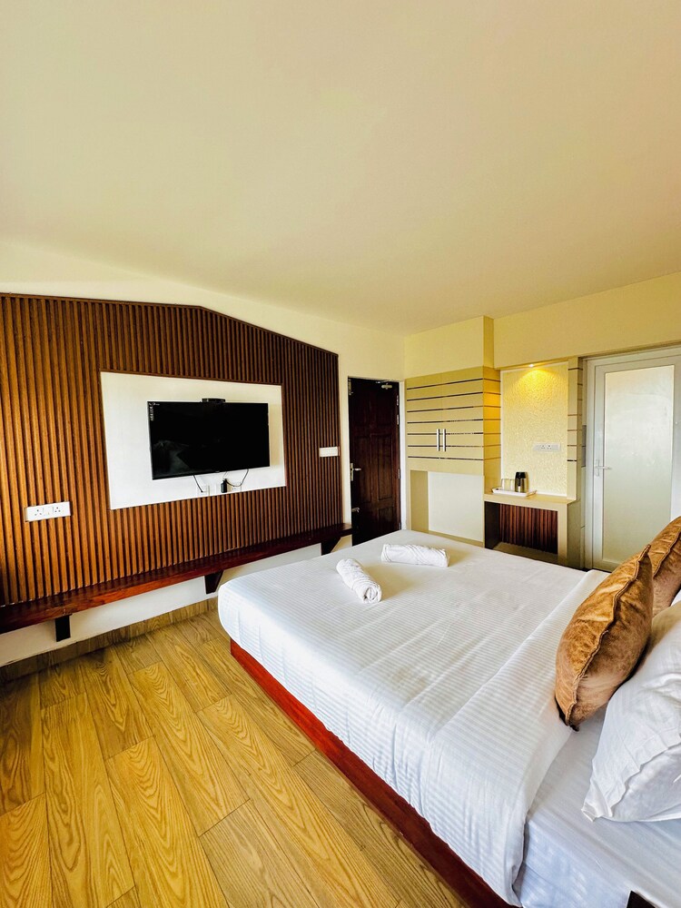 Premium Suite, 1 Queen Bed, Valley View photo 3