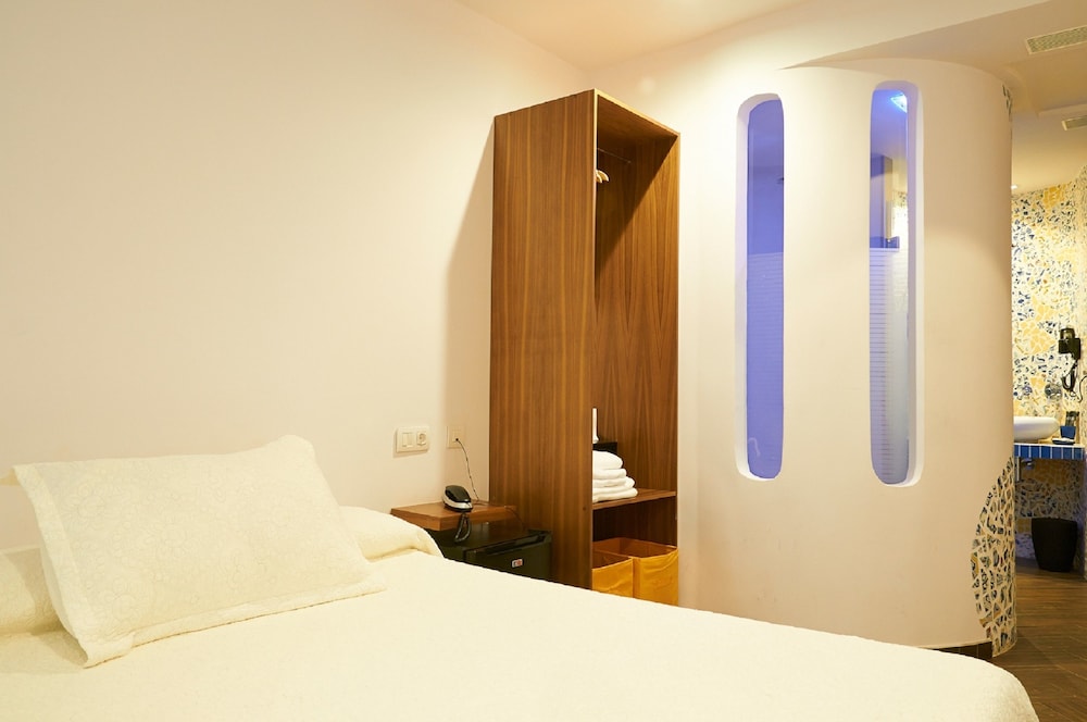 Standard Double Room (Deluxe Interior View) - Photo 3