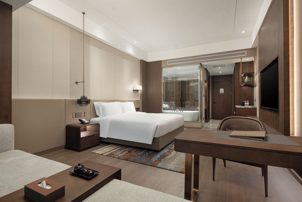 Deluxe Room, 1 King Bed, Non Smoking photo 2