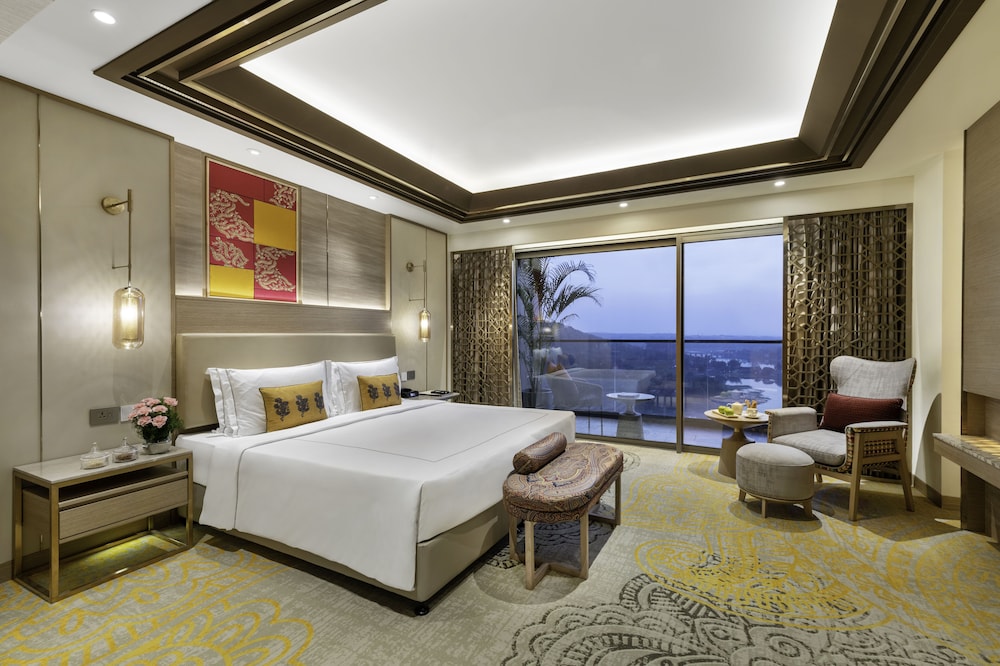 Luxury Grande King Bed, Lake View - Photo 3