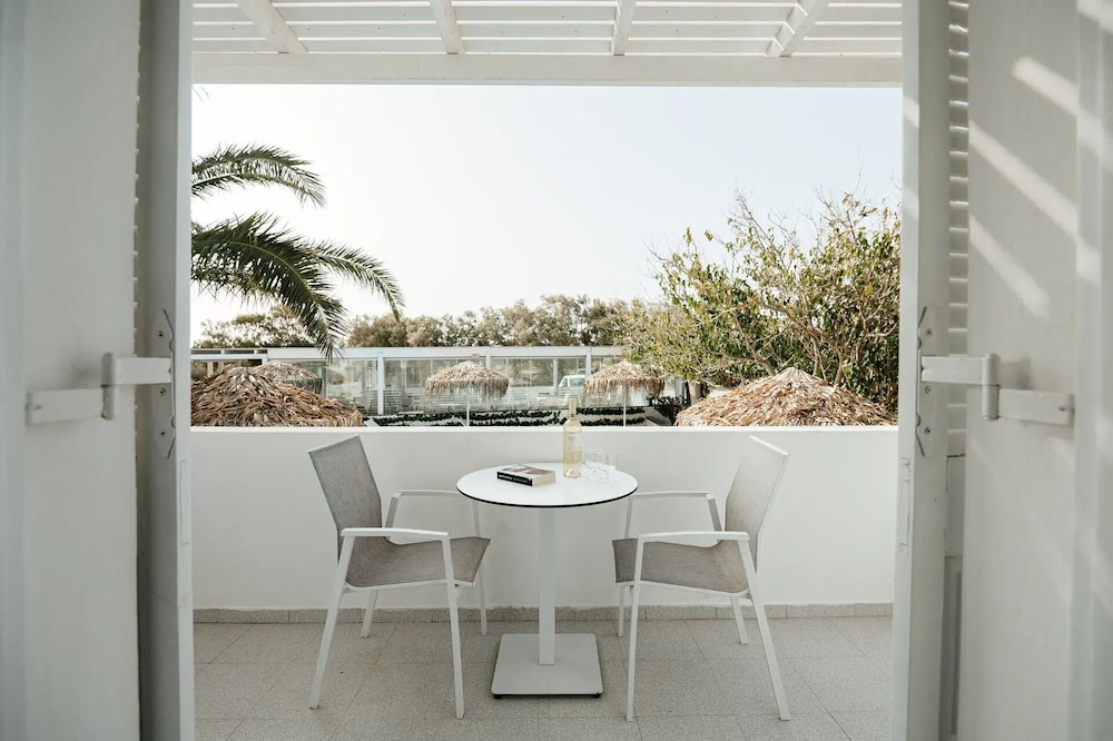 Triple Room, Pool View photo 3