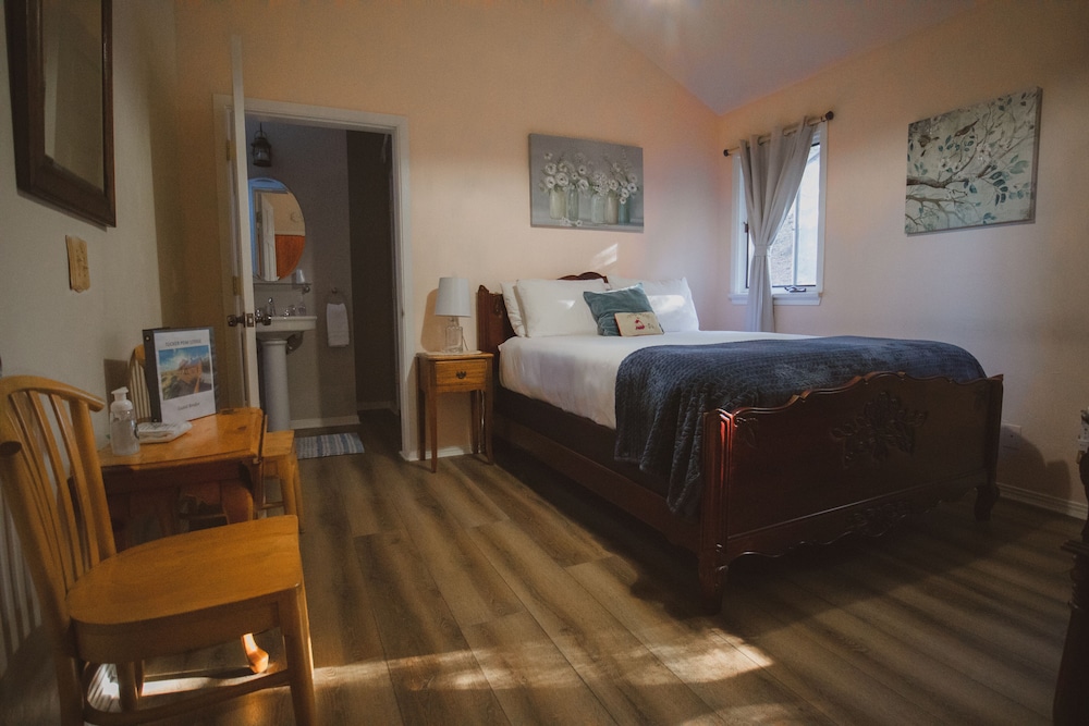 Standard Room, 1 Queen Bed
