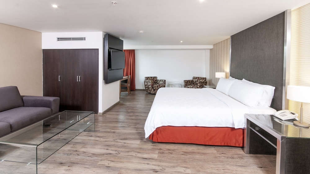 Premium Room, 1 King Bed - Photo 2