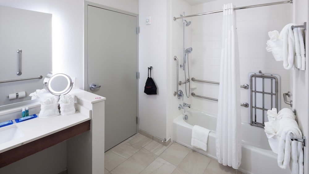 Suite, 2 Twin Beds, Accessible (Mobility Tub) - Photo 9