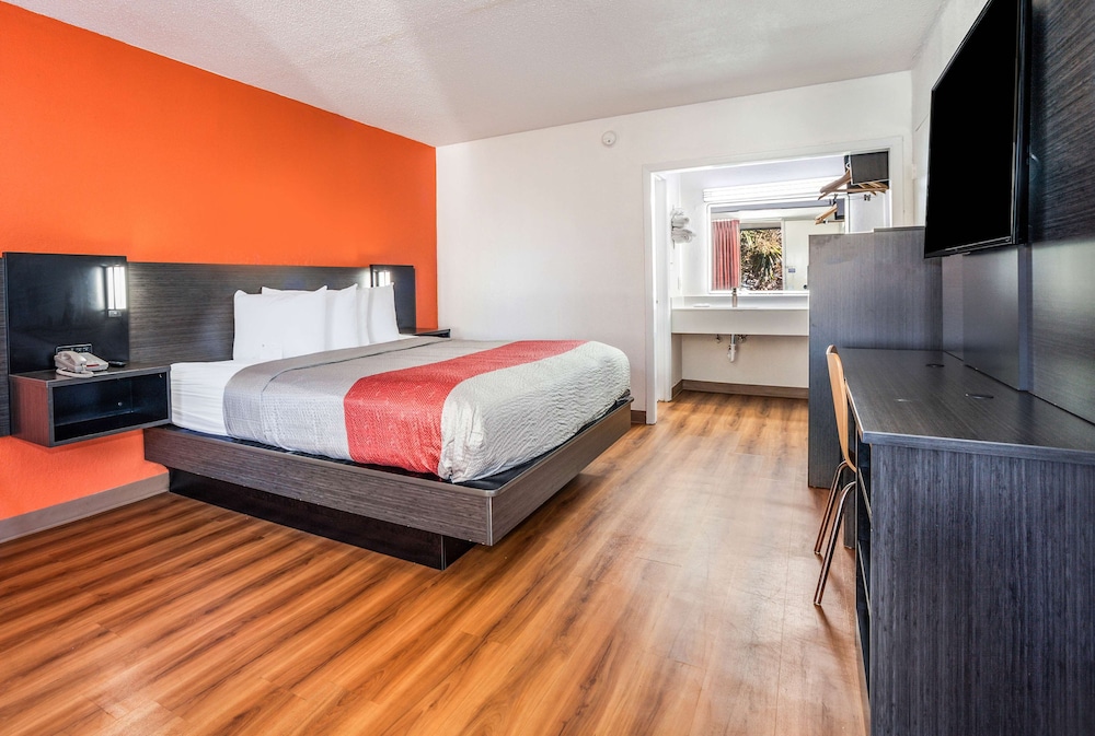 Standard Room, 1 King Bed, Non Smoking - Photo 1