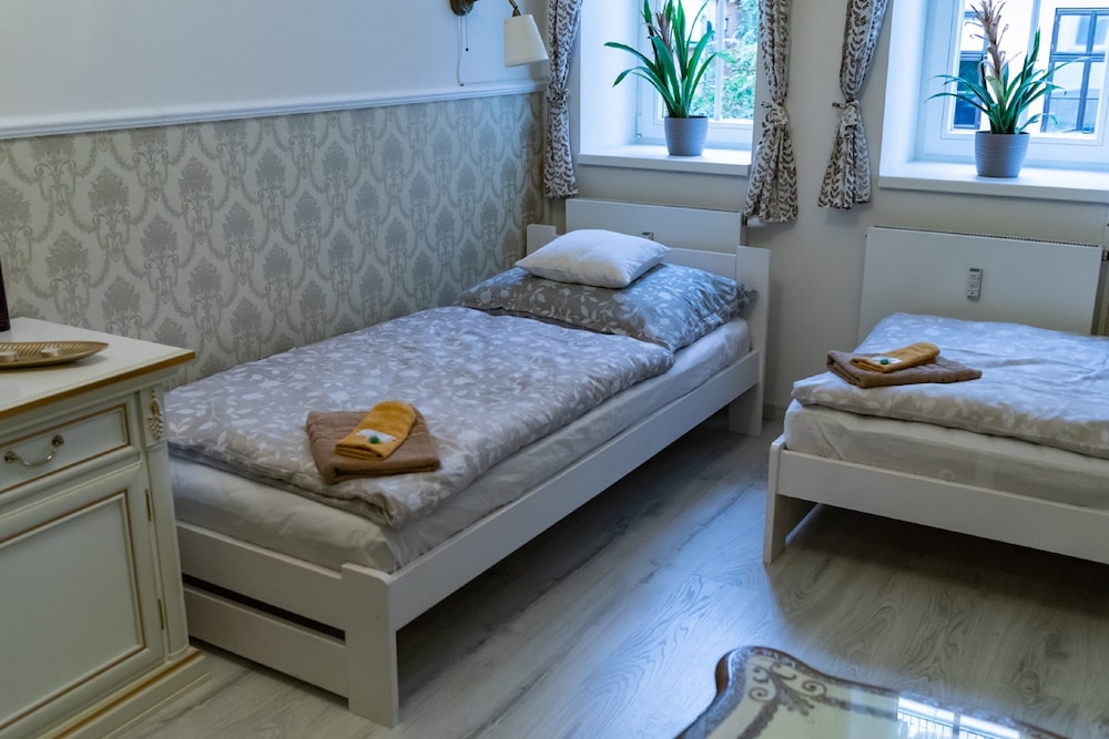 Romantic Studio, Multiple Beds, Kitchenette, Courtyard Area thumbnail 6