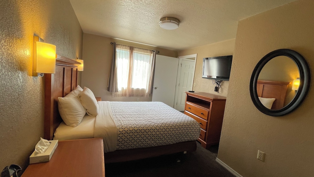 One queen bed non smoking - Photo 6