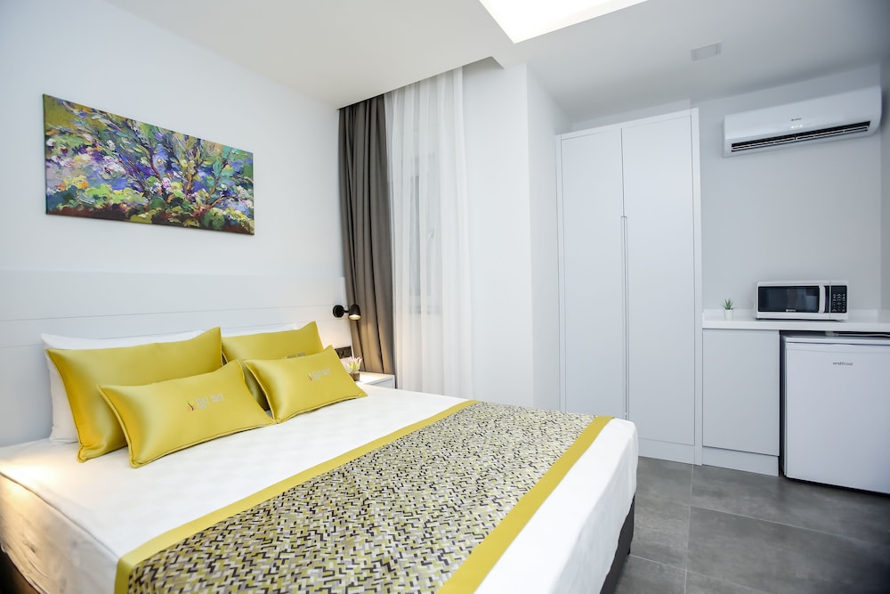 Studio Suite, 1 Queen Bed, Non Smoking, Balcony photo 2