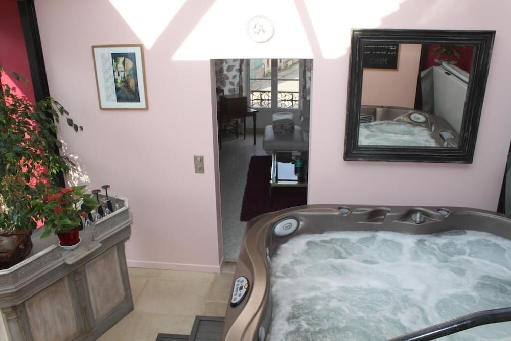 Superior Suite, Non Smoking, Hot Tub photo 2