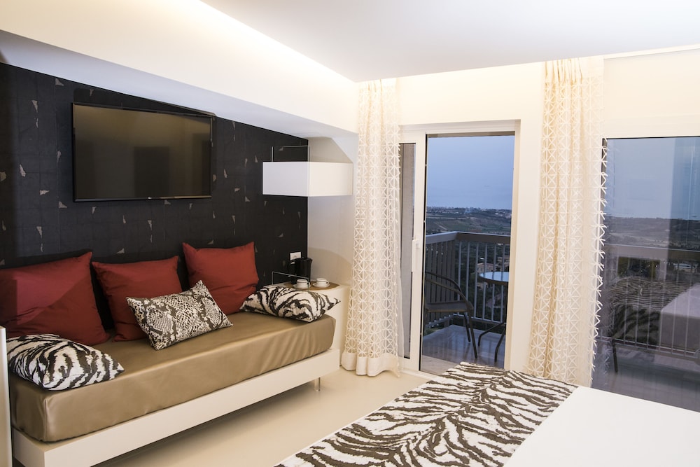 Panoramic Suite, 1 Queen Bed, Balcony, Sea View photo 2