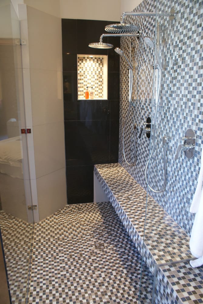 Executive Suite - Photo 17