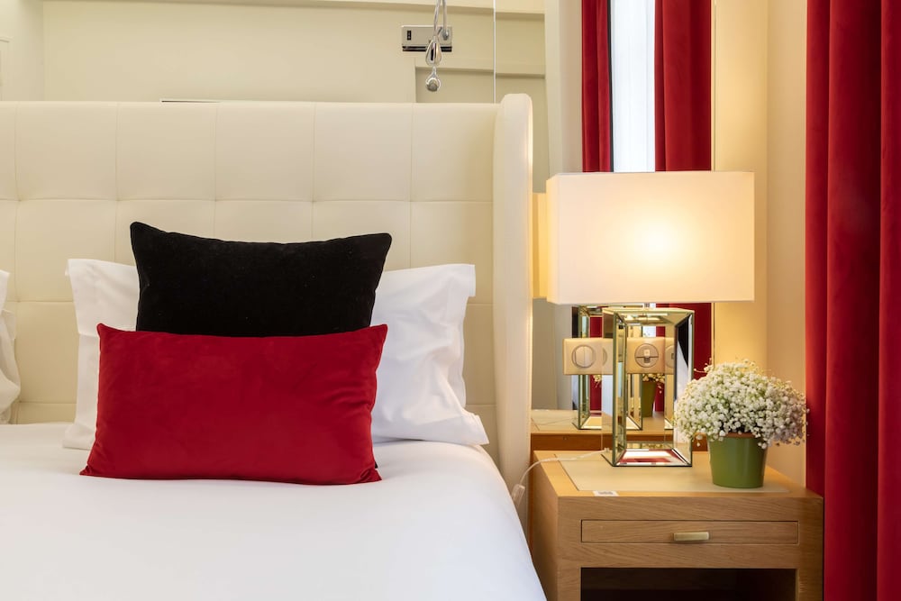 Room, 1 King Bed, Balcony thumbnail 5
