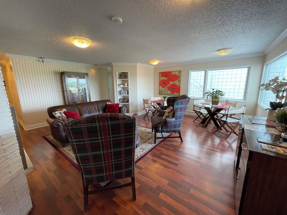 "Private Room, Queen and Twin Bed, Private Bathroom, Room B, Arctic Fox photo 3