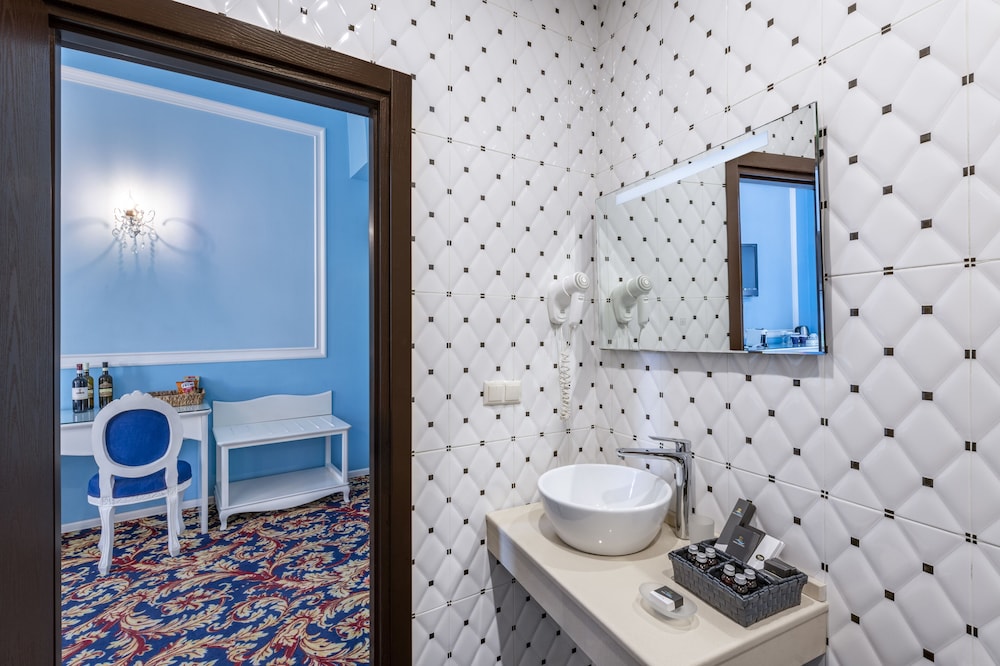 Deluxe Room, Balcony - Photo 10