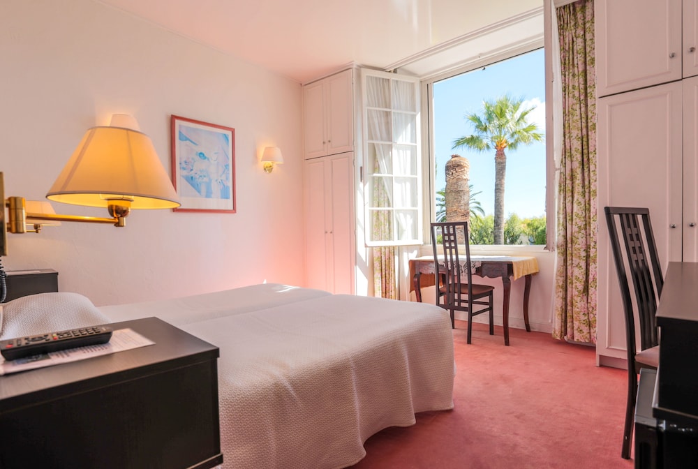 Superior Double Room, 1 Queen Bed, Pool View photo 3