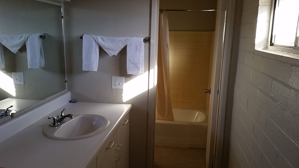 Economy Room, 1 Queen Bed photo 2