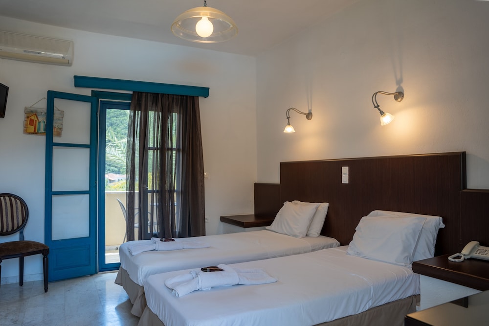 Chambre avec lits jumeaux, vue partielle sur la mer