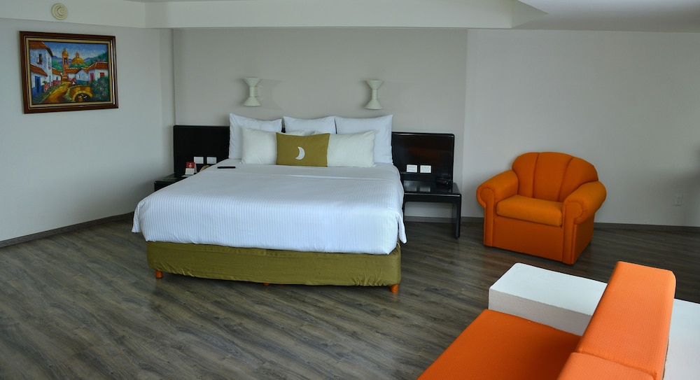 Suite, 1 King Bed, Non Smoking - Photo 2