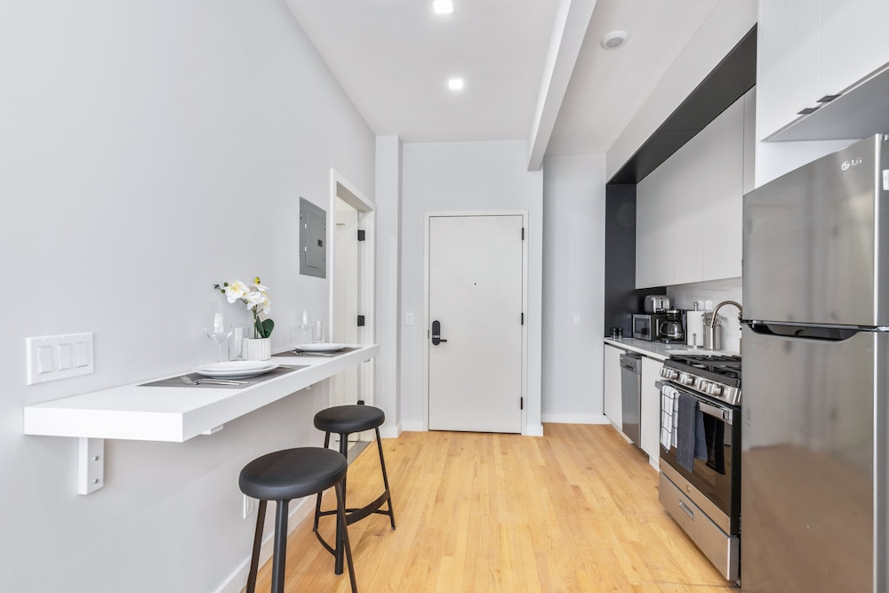 Classic Studio, 1 Queen Bed, Kitchen, City View photo 3