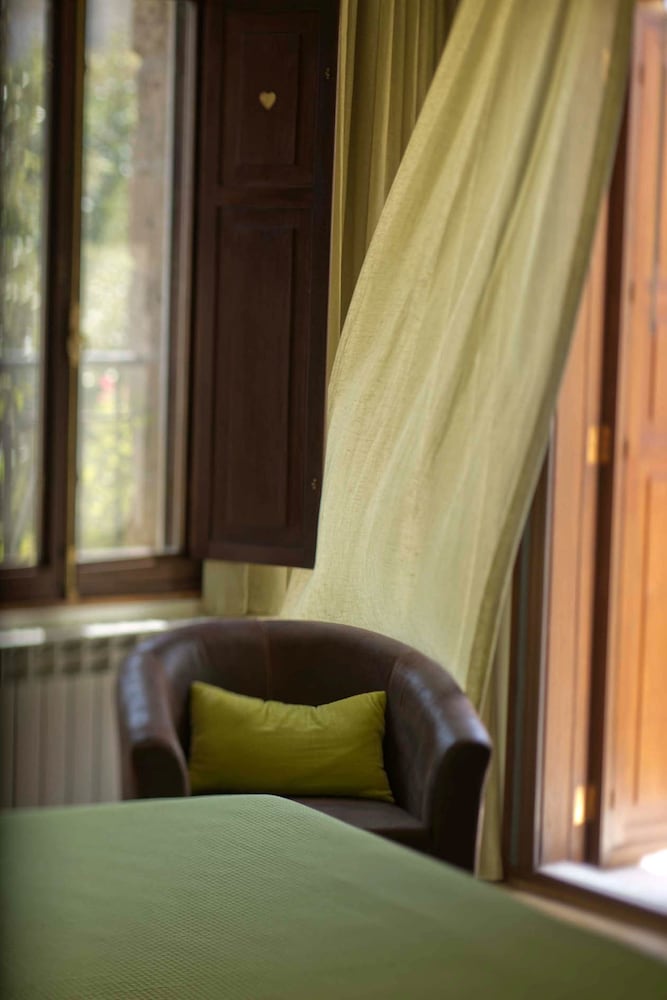 Deluxe Double Room, 1 King Bed, Balcony, City View (Bathtub) photo 1
