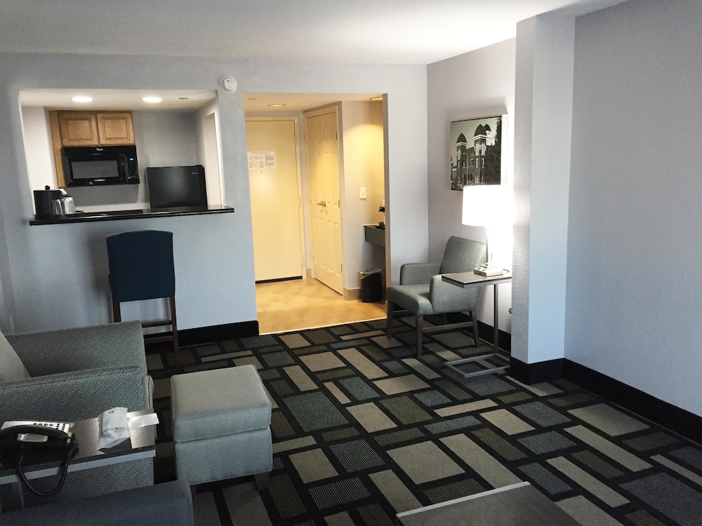 Suite, 2 Queen Beds, Non Smoking, Kitchenette - Photo 3