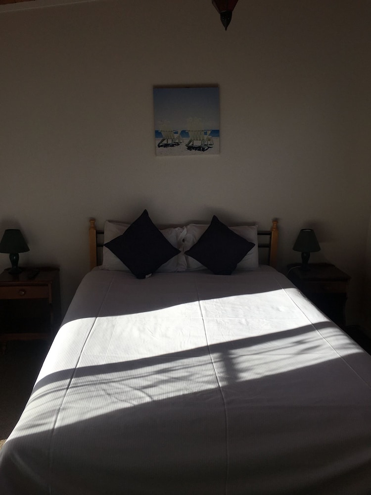 Ensuite Queen Sized photo 1
