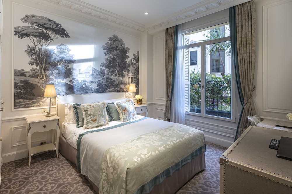 Superior Queen room, city or courtyard view