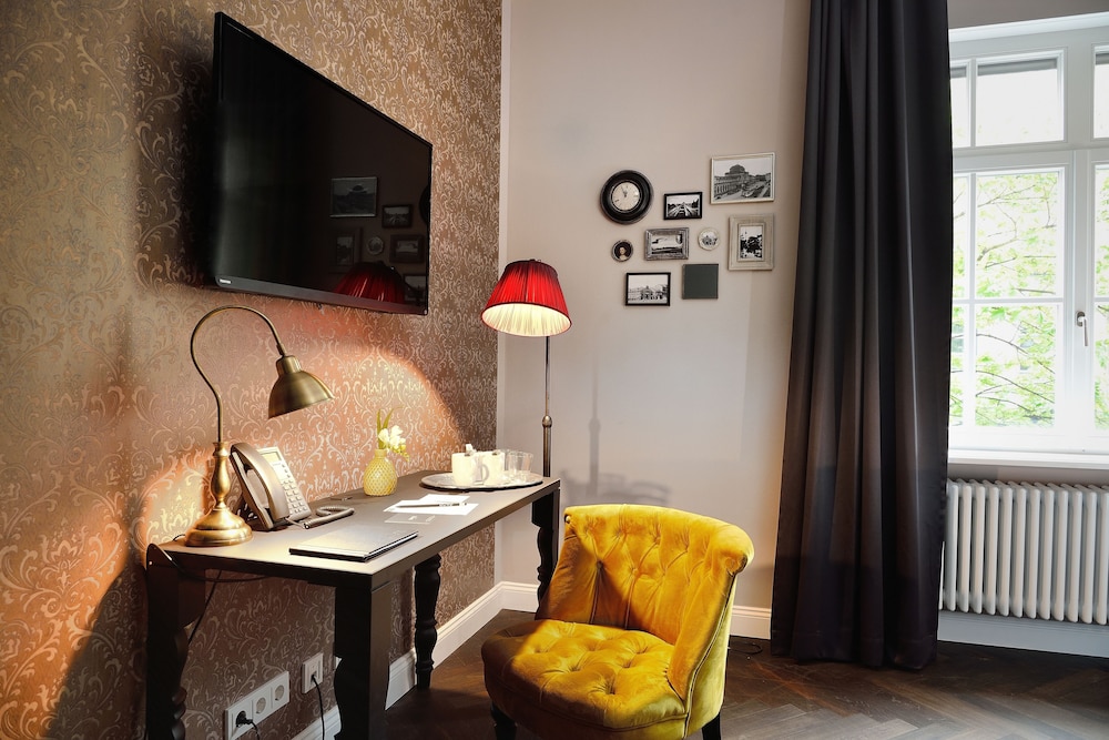 Large Room thumbnail 6