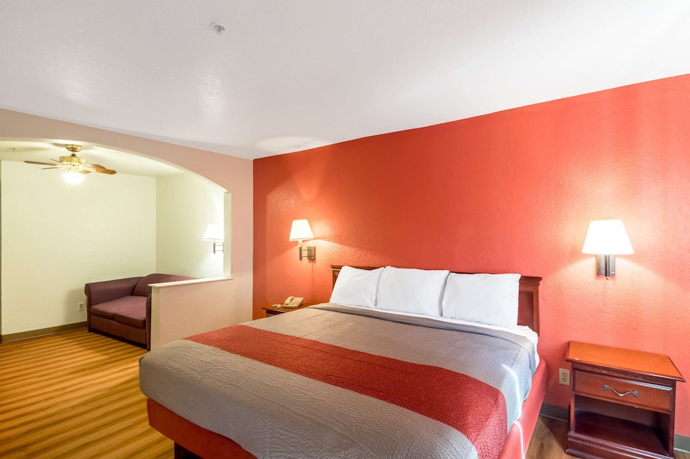 Standard Room, 1 King Bed, Smoking - Photo 3