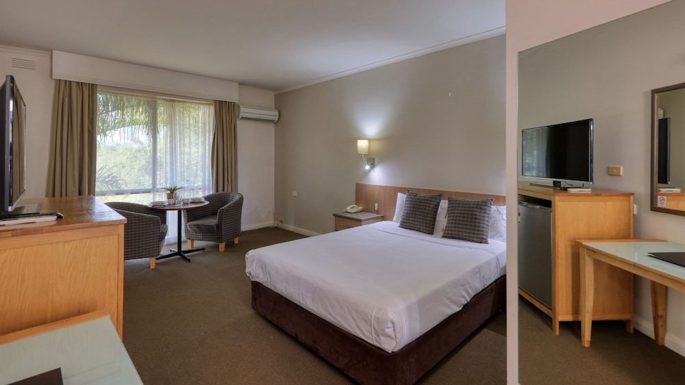 Deluxe Queen Suite photo 2