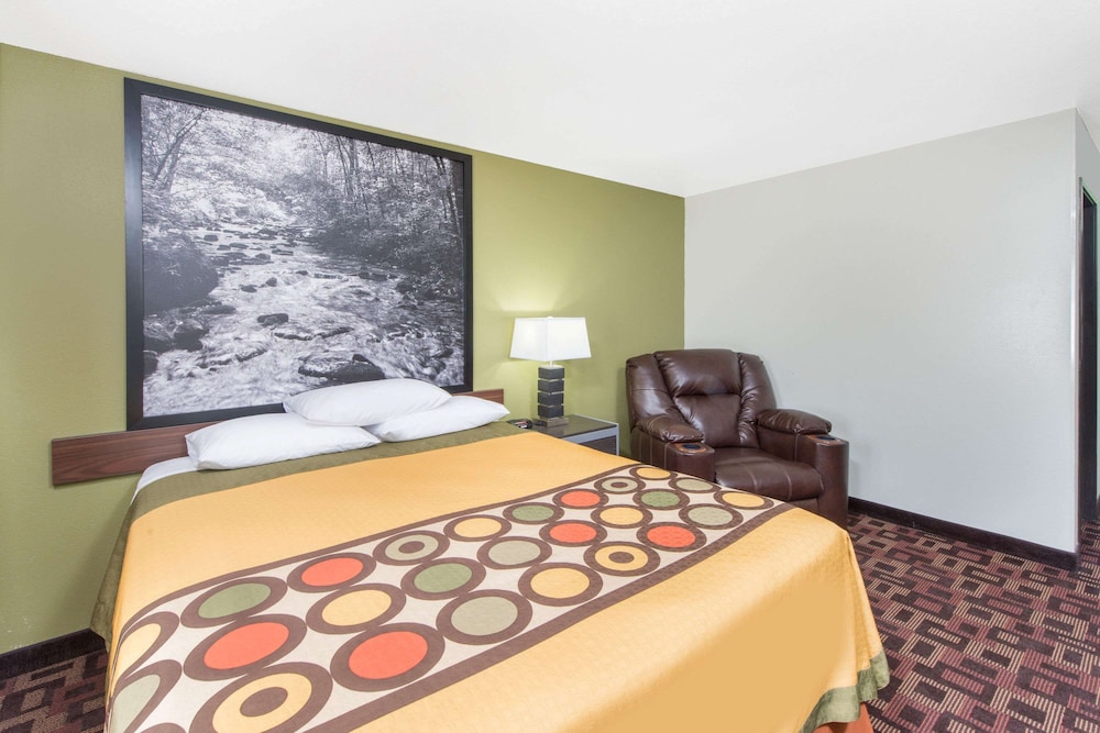 Standard Room, 1 Queen Bed, Non Smoking, Refrigerator - Photo 5